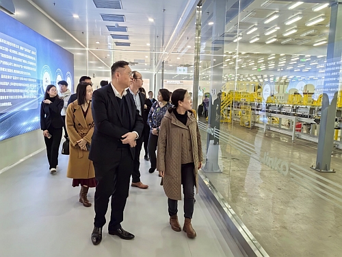 驻武汉办主任郭伟勋(中)在江西省人民政府港澳事务办公室副主任黄小燕（右一）的陪同下参观上饶市一家重点企业