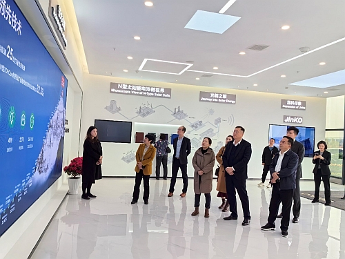 驻武汉办主任郭伟勋(右二) 参观上饶市一家新能源企业