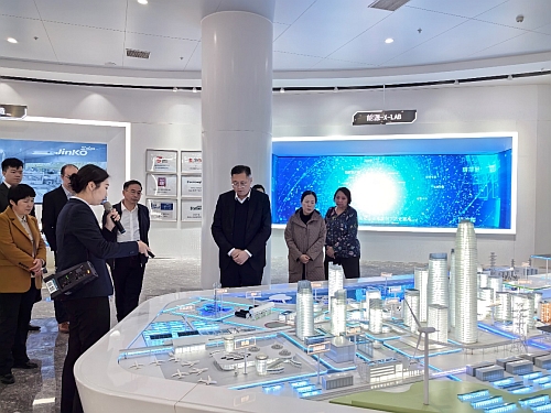 驻武汉办主任郭伟勋(右三)参观上饶市城市规划馆，了解上饶市的城市发展