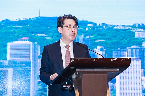 照片二：香港特别行政区政府投资推广署助理署长蒋学礼致辞