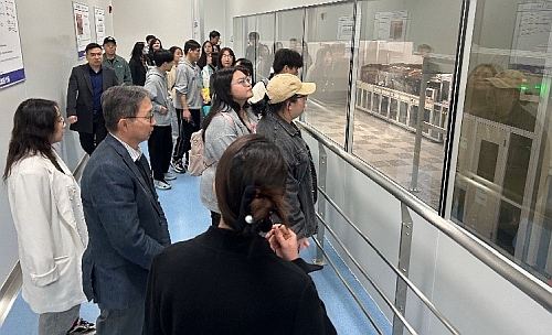 香港同學參觀鄭州市兩家高新科技企業(1)