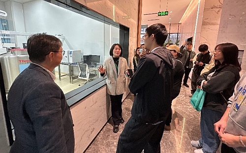 香港同學參觀鄭州市兩家高新科技企業(2)