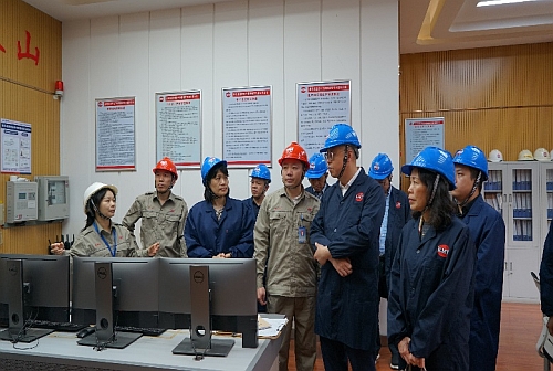 郭主任一行考察一家精细化工气体能源加工企业