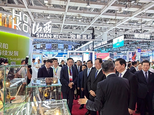 全国政协副主席何报翔及中部六省省长参观香港馆，驻武汉办主任郭伟勋陪同