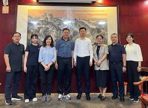 驻武汉办主任郭伟勋（左四）考察南岳衡山，并与衡阳市委秘书长胡果雄（右四）会面，市委副秘书长、港澳办主任翟亮月（右三）陪同