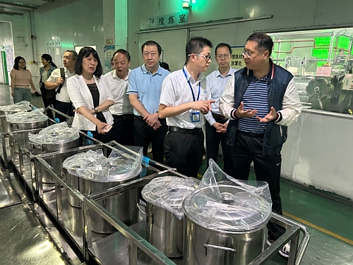 驻武汉办主任郭伟勋（右一）考察郴州一家从事汽车精密橡胶零件制造和加工的港资企业