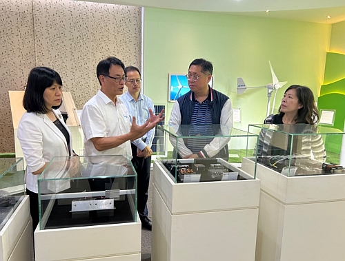 驻武汉办主任郭伟勋（右二）考察一家从事电子元器件生产的龙头企业，左一为湖南省港澳办副主任郭向丽