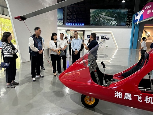 驻武汉办主任郭伟勋（左二）考察一家当地研发和制造通航飞机的企业