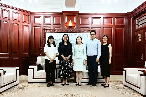 白梅霞副主任（左二）与武汉大学党委副书记赵雪梅（中）及港澳台办公室主任彭国晖（右二）及同事们合影