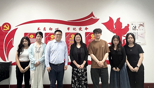 白梅霞副主任（中）与武汉大学港澳台办公室主任彭国晖（左三）及香港学生合影