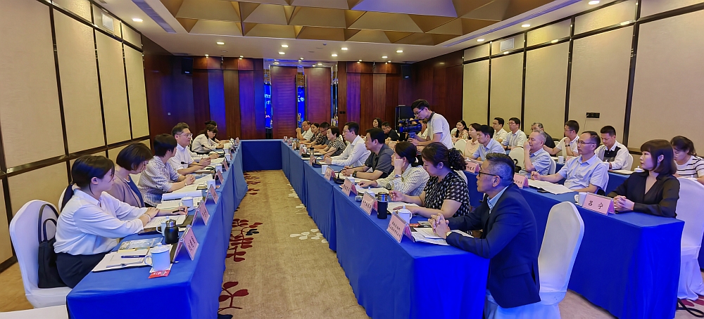 駐武漢辦主任郭偉勳(左四)一行與南陽市政府代表座談。