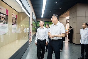 嘉宾及市民参观图片展1