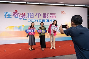 嘉宾及市民参观图片展2