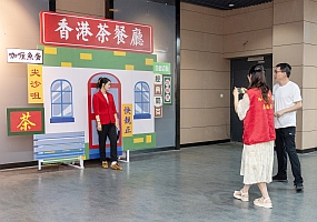 嘉宾及市民参观图片展4