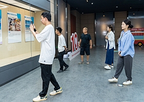 嘉宾及市民参观图片展5