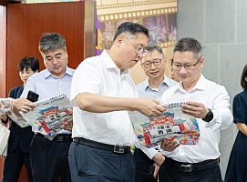 嘉宾及市民参观图片展6