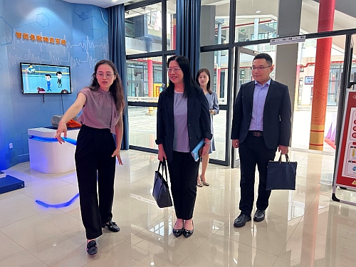 白梅霞副主任（中）在港澳台办盛静波副主任（右一）和学工部加吾哈副科长（左一）的陪同下参观紫菘学生活动中心