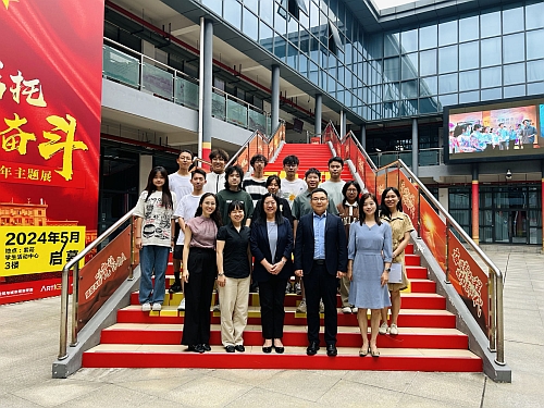 白梅霞副主任（前排中）与港澳台办盛静波副主任（前排右二）及港澳台办、学工部老师及香港学生合影