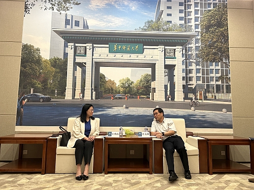 白梅霞副主任与任友洲副校长座谈