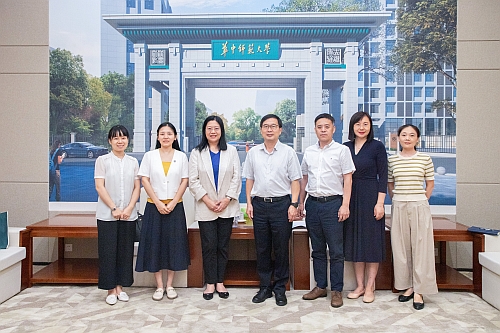 白梅霞副主任（左三）与任友洲副校长（右四）、港澳台办洪峰主任（右三）及港澳台办、学工部老师们合影