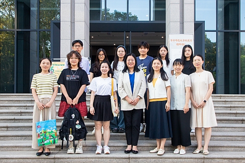 白梅霞副主任（前排中）与港澳台办高洁副主任（前排右三）、港澳台办老师及香港学生合影