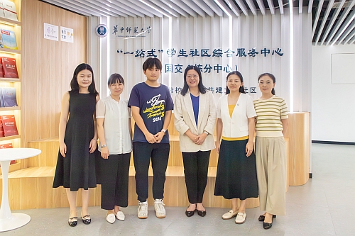 白梅霞副主任（右三）在港澳台办高洁副主任（右二）陪同下参观一站式学生社区综合服务中心