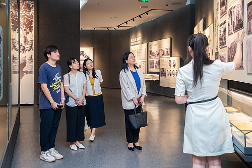 白梅霞副主任（中）在港澳台办高洁副主任（左三）陪同下参观校史馆