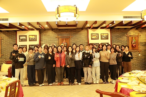 驻武汉办副主任白梅霞（前排左五）、恩施州委外办副主任乔怡（前排左六）与同学们合影