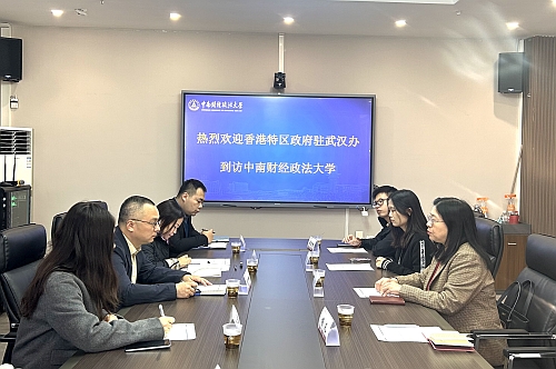 驻武汉办副主任白梅霞(右)与中南财经政法大学党委副书记陈狮(左)座谈