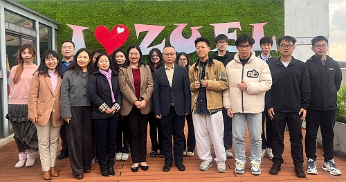 副主任白梅霞（前排左四）与党委副书记陈狮（前排左五）、港澳台教育中心主任郑影（前排左三）、港澳台教育中心副主任杨苗（前排左二）及香港学生代表合影