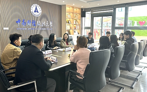 副主任白梅霞与港澳台教育中心老师及香港同学交流