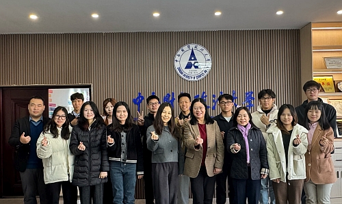 副主任白梅霞（前排右四）与港澳台教育中心主任郑影（前排右三）、港澳台教育中心副主任杨苗（前排左四）及香港学生代表合影