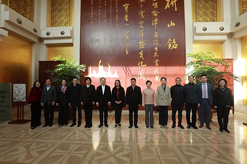 署理驻武汉办主任与会面人士合影