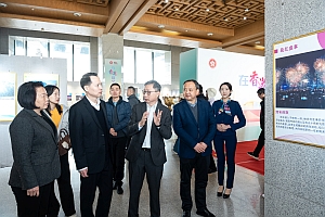 嘉賓及市民參觀圖片展1