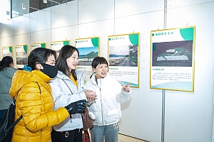 嘉賓及市民參觀圖片展2