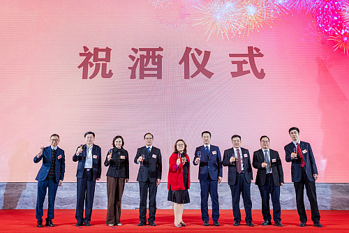 駐武漢辦主任蔡敏君（中）聯同駐河南聯絡處主任徐聯平（左一）與一眾嘉賓在台上祝酒