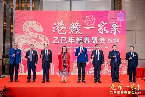 驻武汉办主任蔡敏君（左四）、江西省港澳办副主任陈俊（右四）、江西省委统战部副部长张继钦（左三）、江西省政协港澳台侨和外事委员会专职副主任邓杰（右三）、江西省贸促会副会长彭峰（左二）、江西省工商联二级巡视员徐鸿（右二）、南昌大学副校长聂少平（左一）及赣州市安远县县委书记杨有谷（右一）一同举杯祝酒