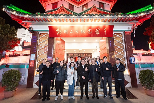 香港代表團與在鄭香港學生一同參訪二七紀念塔。