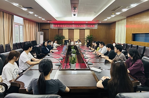 驻武汉办副主任白梅霞与香港同学交流