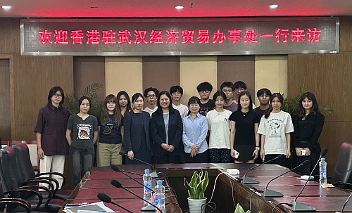 驻武汉办副主任白梅霞（前排中）与香港同学合影