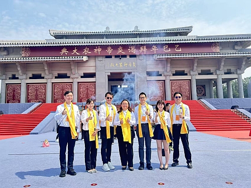 驻武汉办主任蔡敏君（中）与九龙城区工商联代表们出席拜谒大典