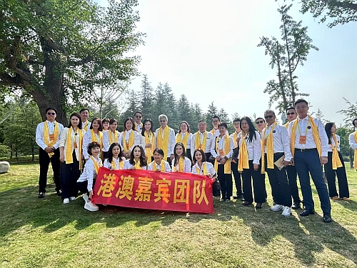 驻武汉办主任蔡敏君（第二排右六）与文化旅游及体育局副局长刘震（第二排右七）及香港企业家和青年代表们参加港澳专场拜谒