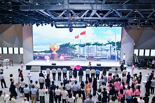 來賓在活動現場相互交流、觀看港樂演出並合影留念(5)