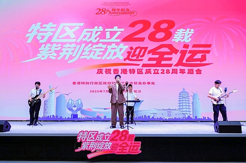 來賓在活動現場相互交流、觀看港樂演出並合影留念(6)