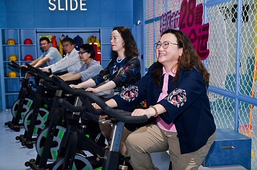 來賓在活動現場體驗十五運會比賽項目(1)