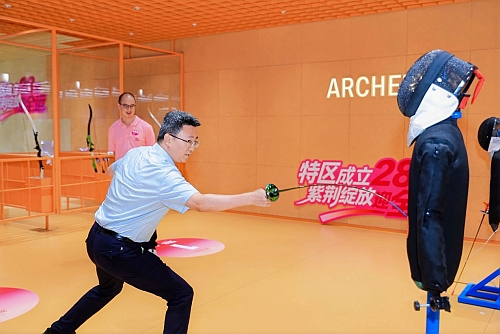 來賓在活動現場體驗十五運會比賽項目(2)