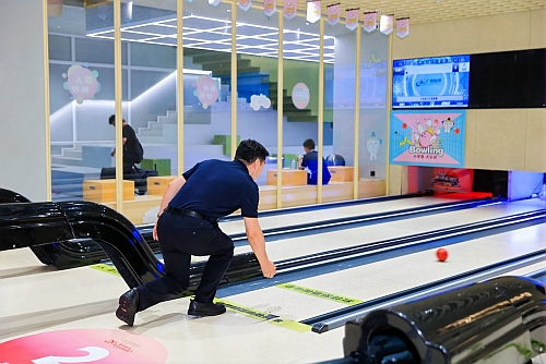 來賓在活動現場體驗十五運會比賽項目(3)