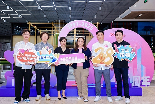 來賓在活動現場相互交流、觀看港樂演出並合影留念(1)