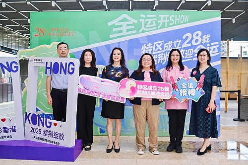 來賓在活動現場相互交流、觀看港樂演出並合影留念(2)