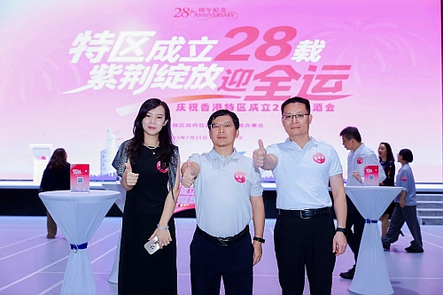 來賓在活動現場相互交流、觀看港樂演出並合影留念(3)